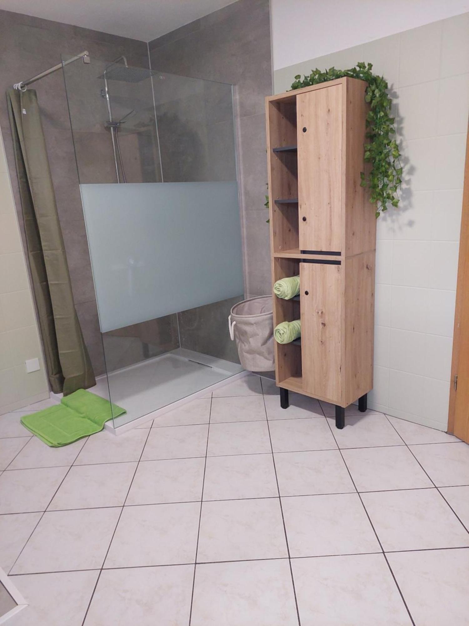Modernes Appartement HOME near Erfurt, mit Kaffeevollautomat, Entertainmentpaket, WLAN , Einkaufsmöglichkeiten und kostenlosen Parkplatz für PKW und Transporter Elxleben Exterior foto